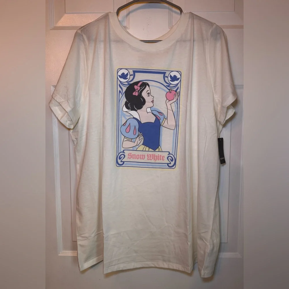 NWT🍎 Torrid Snow White Tarot Classic Crew Tee -ONLY SIZE 1X LEFT - Picture 1 of 4